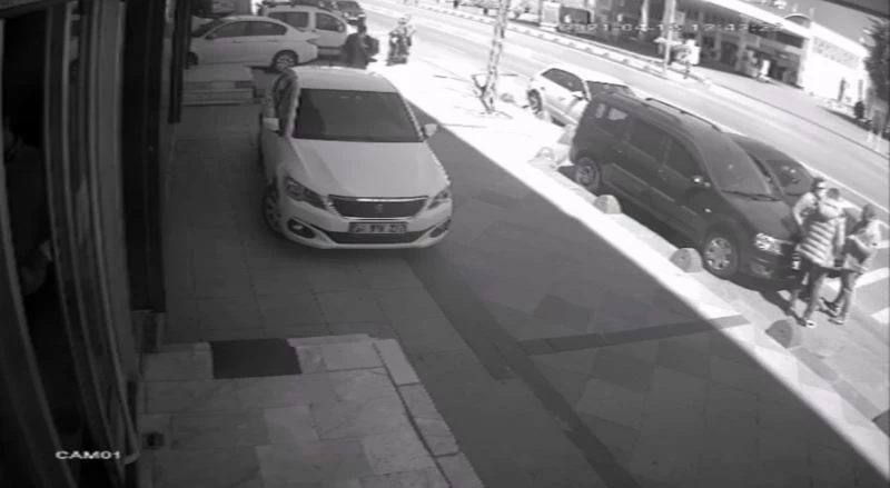 (Özel) İstanbul’da motosikletli kapkaççı dehşeti kamerada
