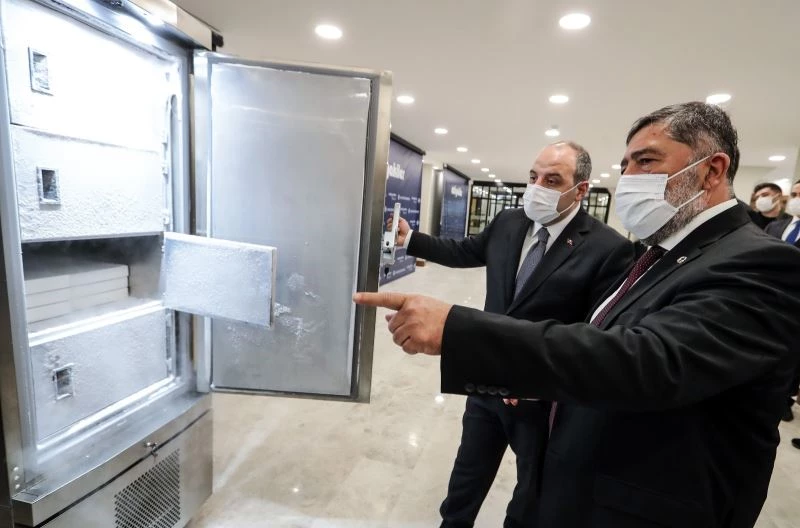 Bakan Varank, 140 bin doz aşıyı saklayabilen buzdolabının üretildiği fabrikayı inceledi
