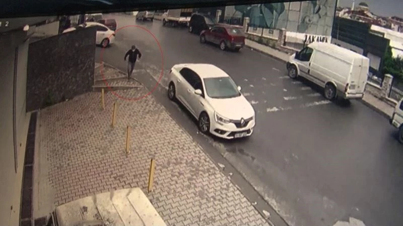 Rampada kayan aracın altında kalmaktan kıl payı kurtuldu
