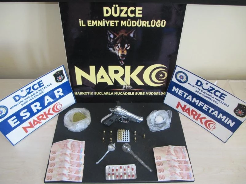 Polis uyuşturucu satıcısının evine baskın yaptı
