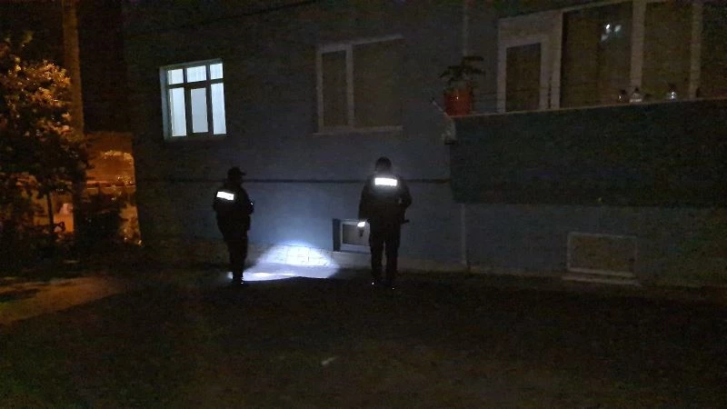 Camdan aşağı düştüğünü kimse fark etmedi
