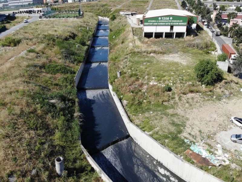 Fabrikaların kirlettiği dere gökkuşağı renklerine büründü
