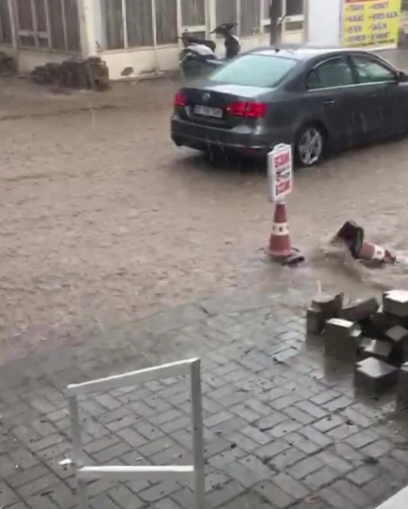 Günlerdir beklenen yağış, bıçağın merkezinde sele dönüştü
