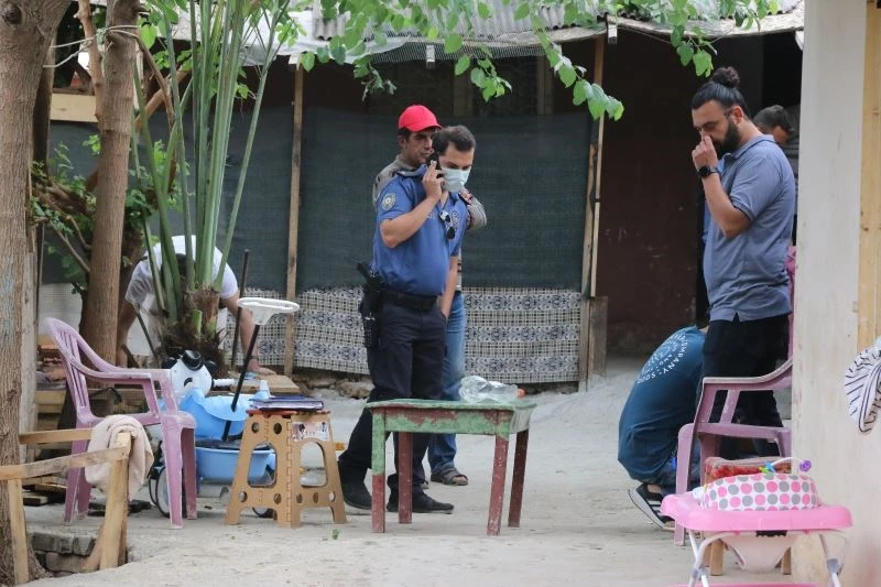 Kıskançlık krizine girip eşini ayaklarından vurdu
