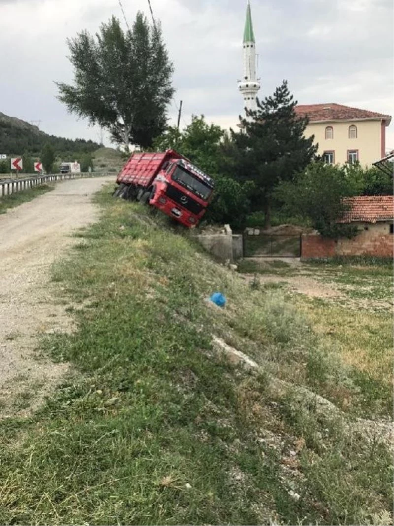 El frenini çekmeyi unuttuğu kamyon menfezde devrildi
