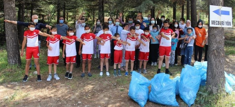 Büyükler kirletti, çocuklar temizledi
