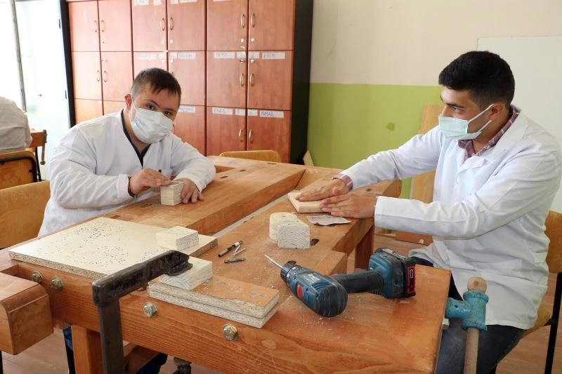 Özel öğrenciler engelleri üreterek aşıyor
