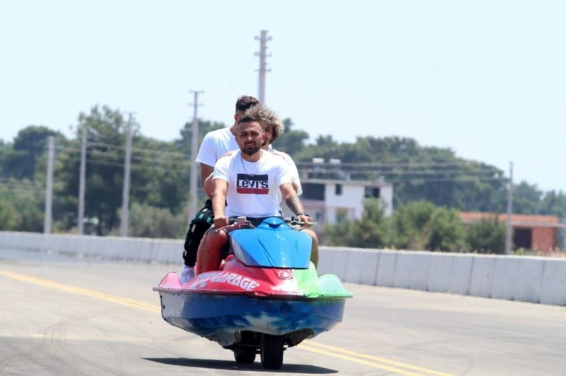 (ÖZEL) Antalyalı çılgın işadamı, bu kez modifiye ettiği jet ski ile karada hız yaptı
