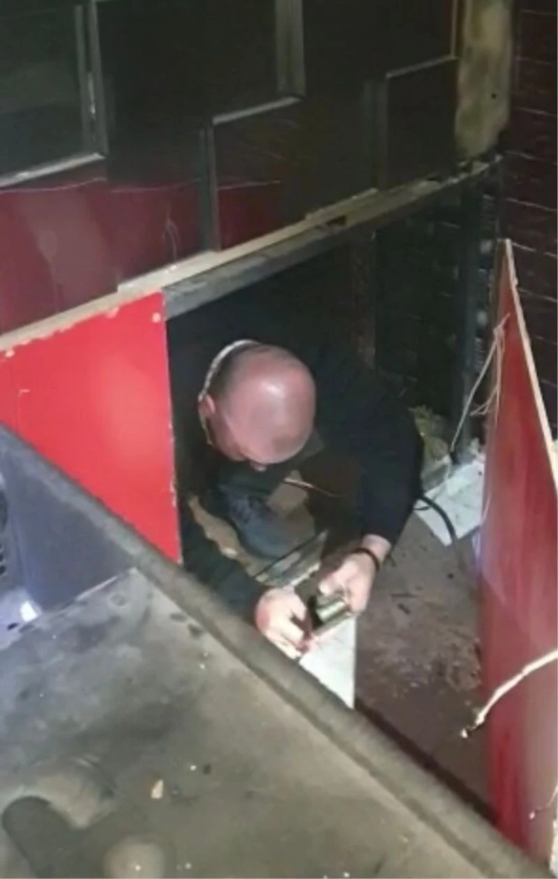 Eğlence mekanında sahnenin altına ve tuvalete saklandılar
