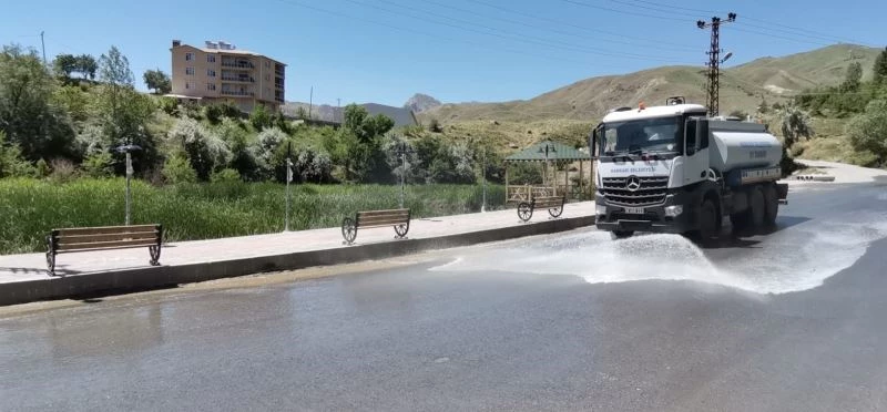 Hakkari caddeleri tazyikli suyla yıkandı
