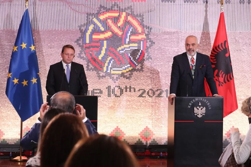 Batı Balkan ülkelerinin liderleri Arnavutluk’ta bir araya geldi
