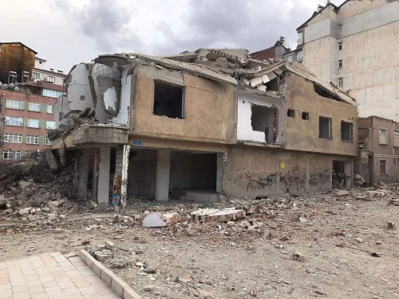 Elazığ’da ağır hasarlı 8 katlı bina korna sesi ile yıkıldı
