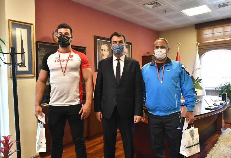 Rekortmen sporcudan başkan Dündar’a ziyaret
