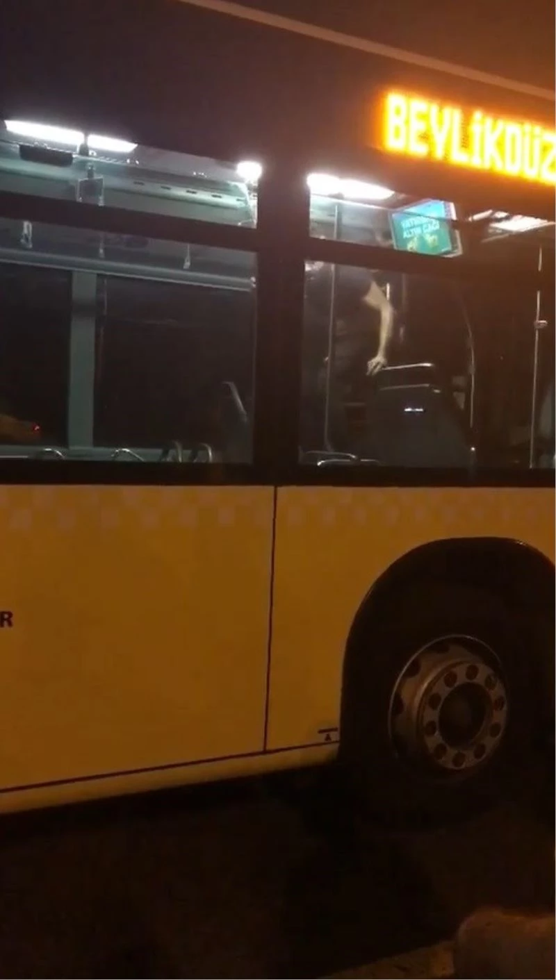 Metrobüste kendisine zarar veren şahsı özel harekat polisi aldı
