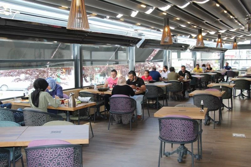 Kafe ve restoranlara vatandaşlar yoğun ilgi gösteriyor

