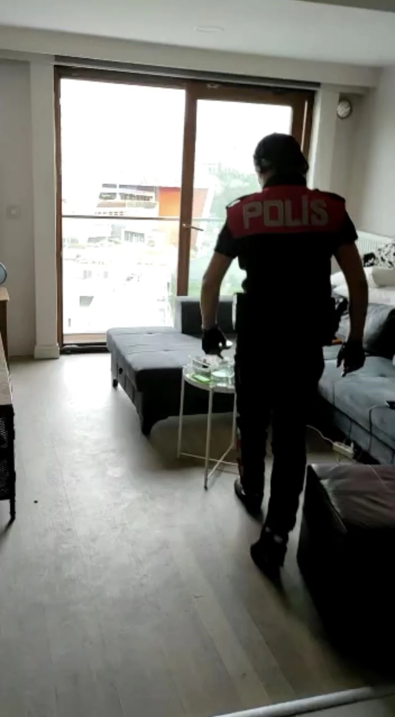 (Özel) “Daireden esrar kokusu geliyor” ihbarı torbacıları yakalattı
