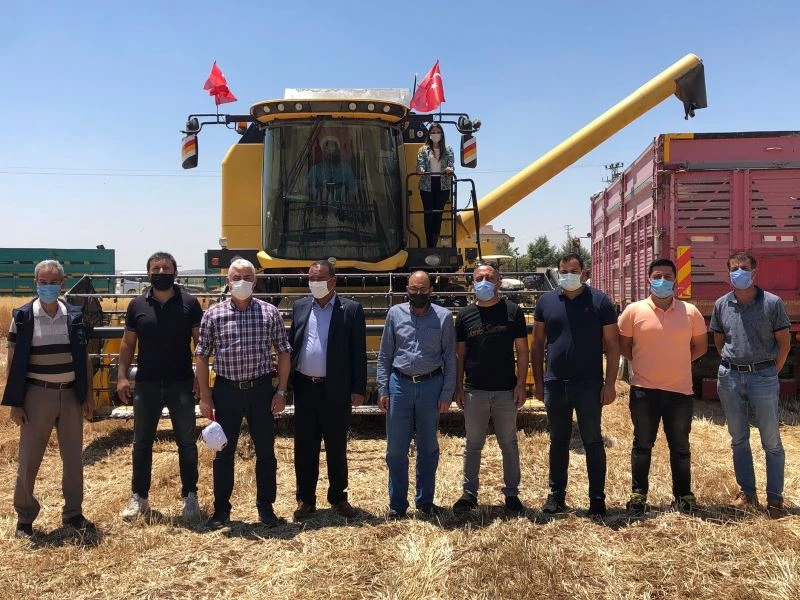 Kadın kaymakam, biçerdöver direksiyonuna geçerek buğday hasadı yaptı
