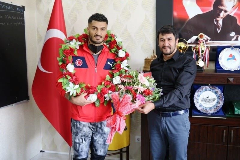 Tokyo vizesi alan Bayram Malkan çiçeklerle karşılandı
