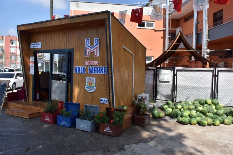 Tarsus Belediyesi, 15 ton karpuzu halka ücretsiz dağıttı
