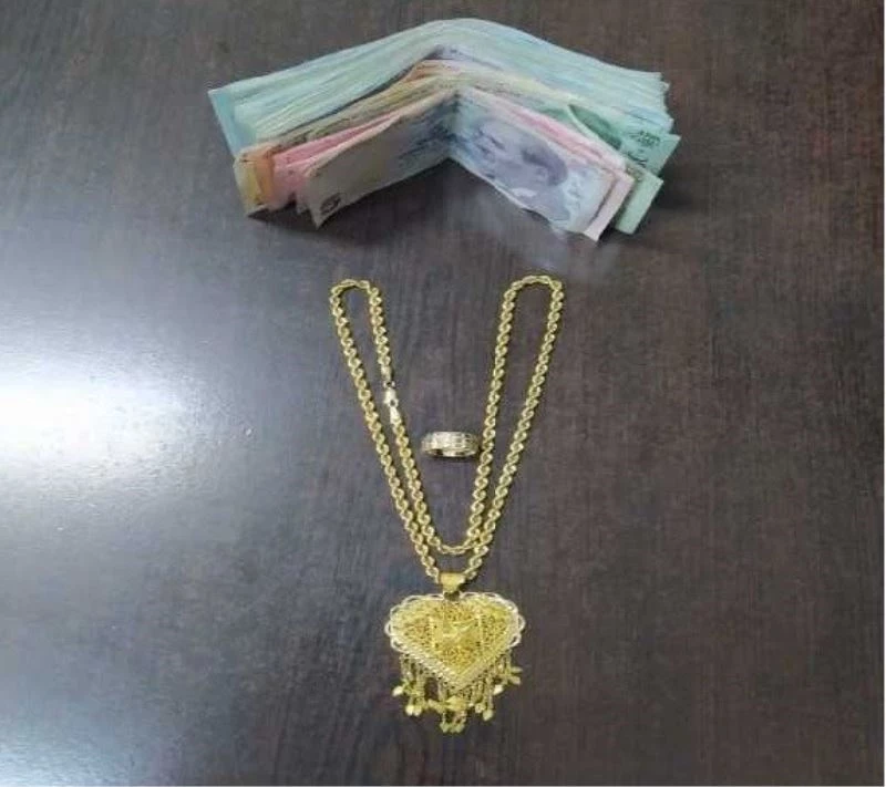 Çaldığı altınlarla kaçamadan yakalandı
