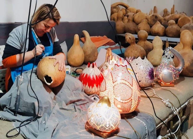 Su kabaklarını sanat eserine dönüştürüyor
