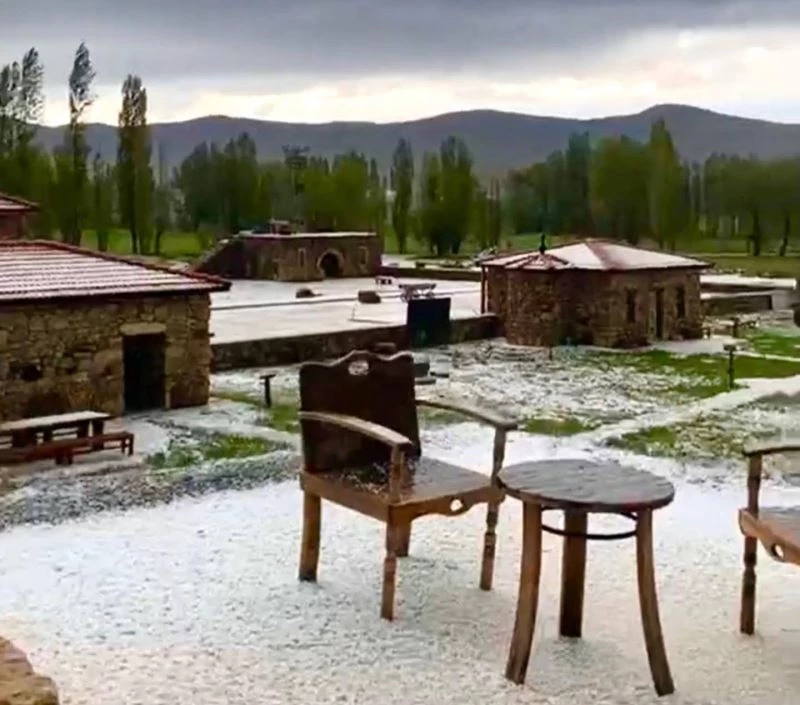 Demirözü’nde fındık büyüklüğünde dolu yağdı
