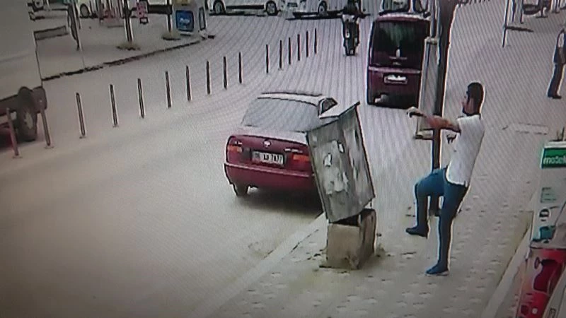 Sinirini çıkarmak için tekme atarak telefon panosunu böyle devirdi
