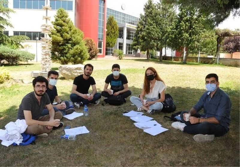 Rektörden öğrencilere çay ikramı
