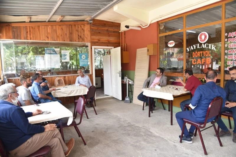 Başkan Özlü vatandaş ve esnafla fikir alışverişini sürdürüyor
