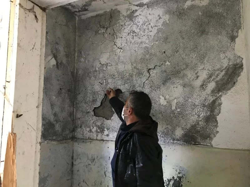 Muhtara, çürük ve yıkılmış okul binasını ‘tamir et’ dediler
