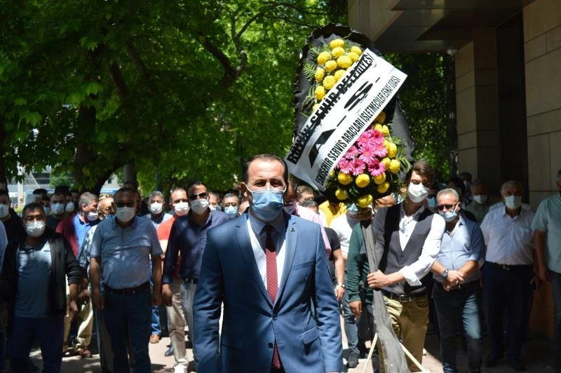 Servisçilerden Eskişehir Büyükşehir Belediyesinin önüne siyah çelenk
