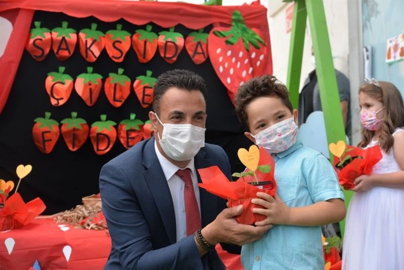 Anaokulu öğrencilerine 3 bin saksıda çilek fidesi dağıtıldı
