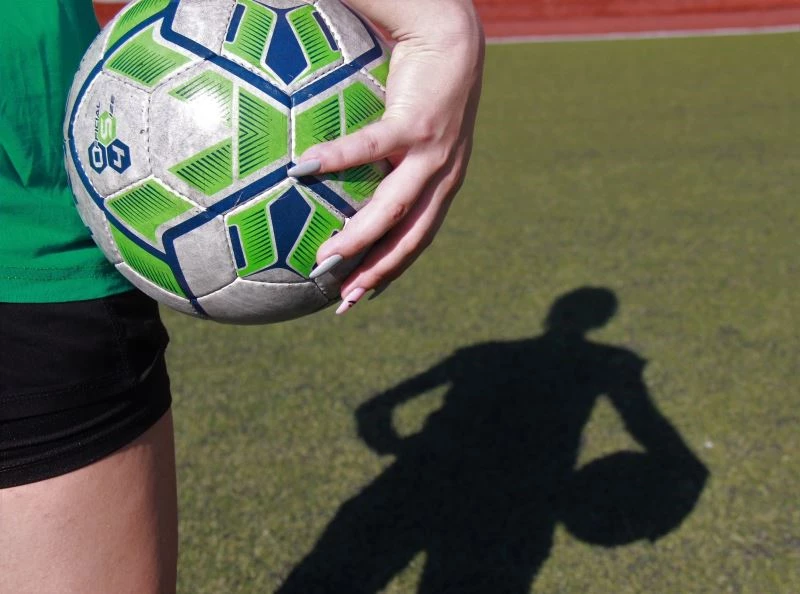 Ellerde oje, ayaklarda krampon
