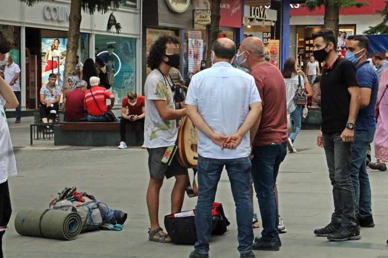 (Özel) Antalya’da sivil zabıtalardan dilenci ve seyyar satıcı operasyonu
