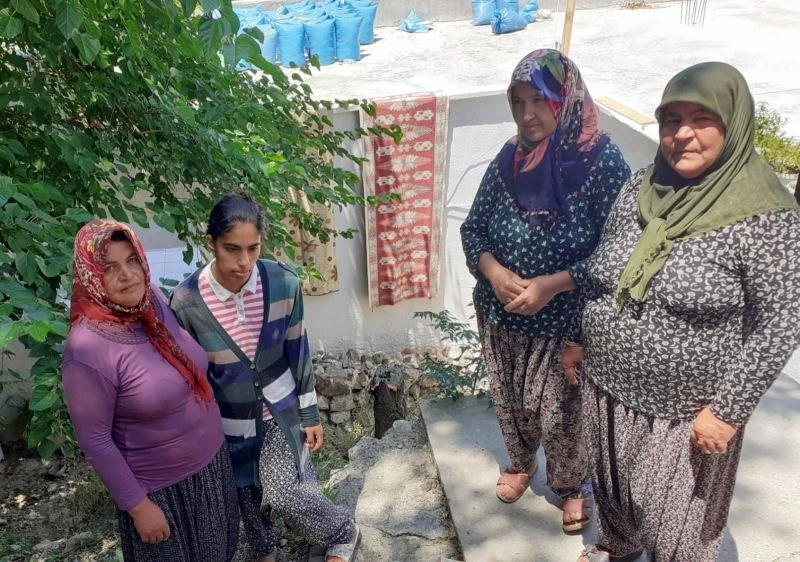 Beton duvarla kapatılan yol, vatandaşların çilesi oldu
