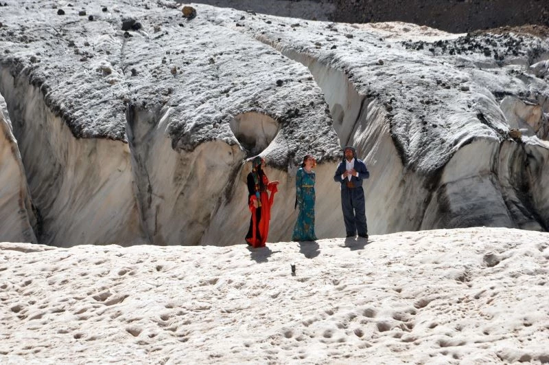 Yüksekova Cilo Dağlarındaki 20 bin yıllık buzullar görenleri büyülüyor
