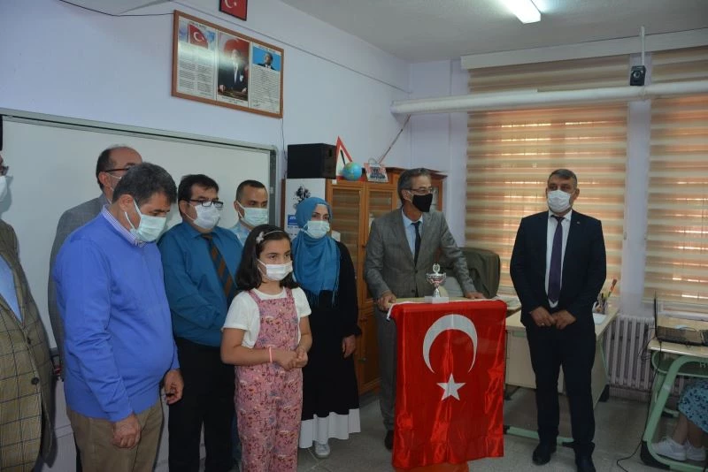 Dünya klavye şampiyonu öğrenciler ödüllendirildi
