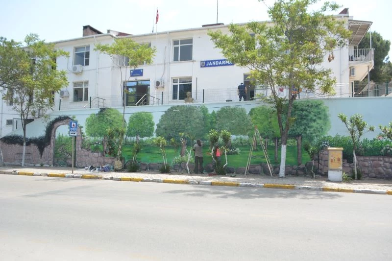 Sardunya festivali öncesinde duvarlara hayat veriyorlar
