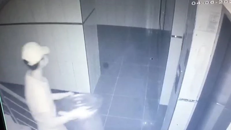 Çöp kovasıyla apartmandaki ayakkabıları çaldı
