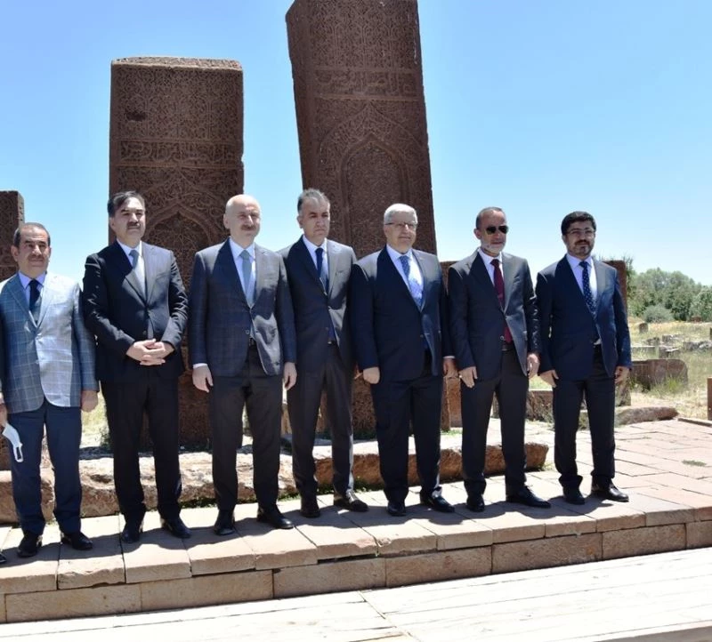Bakan Karaismailoğlu, Ahlat-Malazgirt Karayolunun açılışını yaptı
