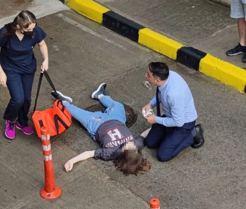 AVM’nin terasına çıkan genç kız aşağı atladı
