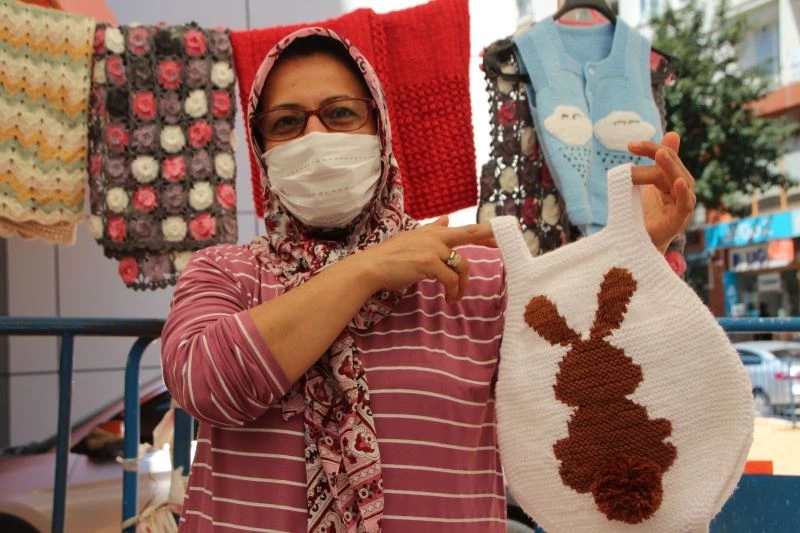 Ürettiklerinin satarak ev ekonomisine katkıda bulunuyorlar
