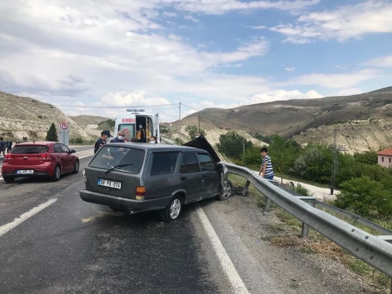 Kontrolü kaybedip bariyerlere girdi
