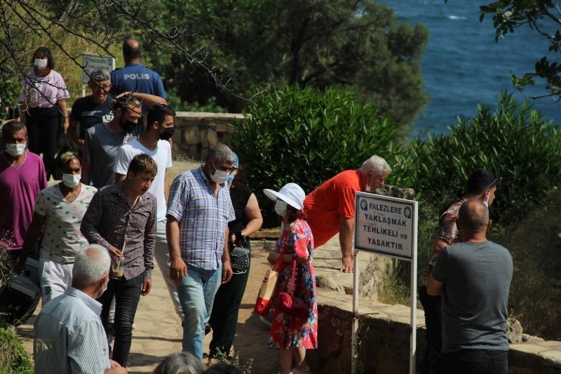 İtfaiye ceset çıkarma derdinde vatandaşlar ise izleme
