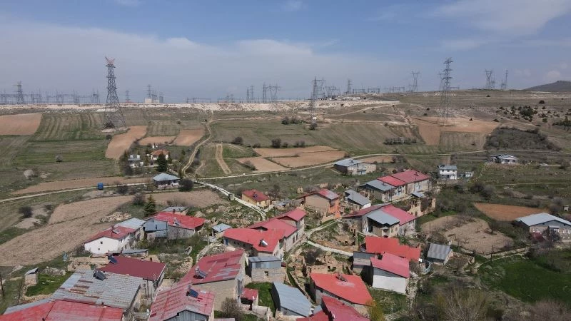 Köyün çevresi yüksek gerilim direkleriyle doldu, vatandaşlar tedirgin oldu
