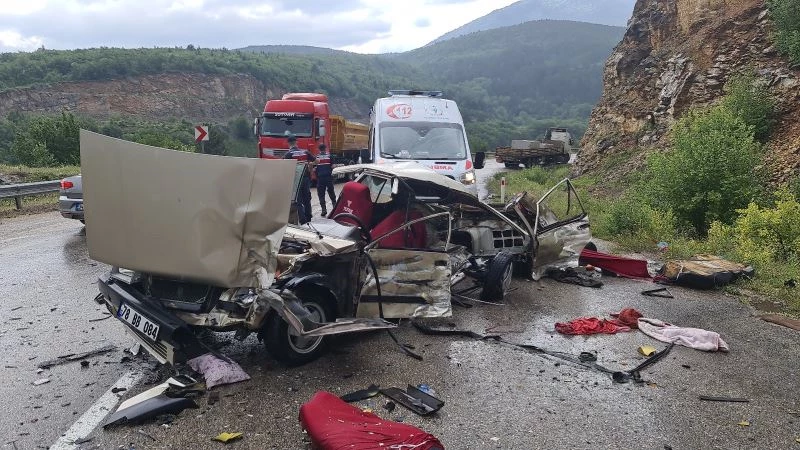 Piknik dönüşü feci kaza, otomobil kağıt gibi parçalandı: 1 ölü, 2 yaralı
