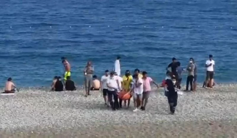 Denize giren yerleşik Rus kadın, boğulma tehlikesi yaşadı
