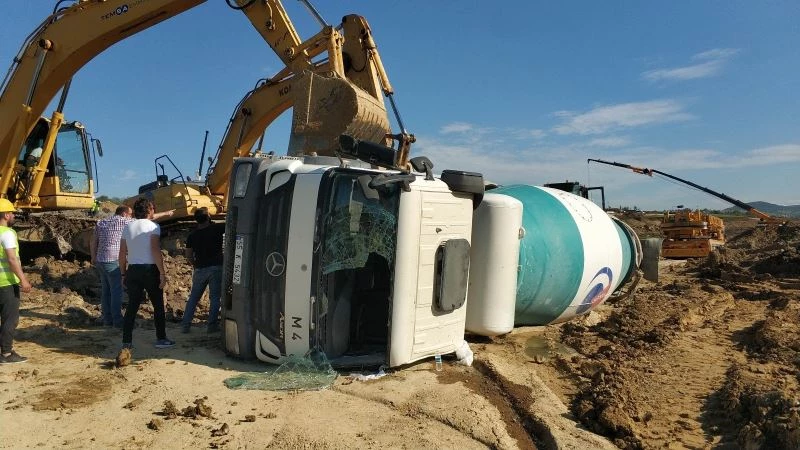 Samsun’da devrilen mikserin sürücüsü ölümden döndü
