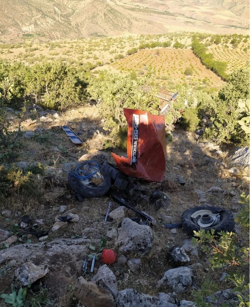 Çalışır halde park edilen traktör hareket ederek uçuruma yuvarlandı, üstündeki 5 kişi ölümden son anda kurtuldu
