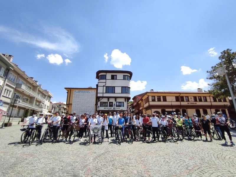 Teknik Kolej sağlık için pedalladı
